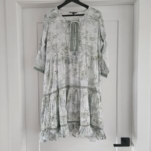 Chic Long Sleeve Floral Dress in Green and White